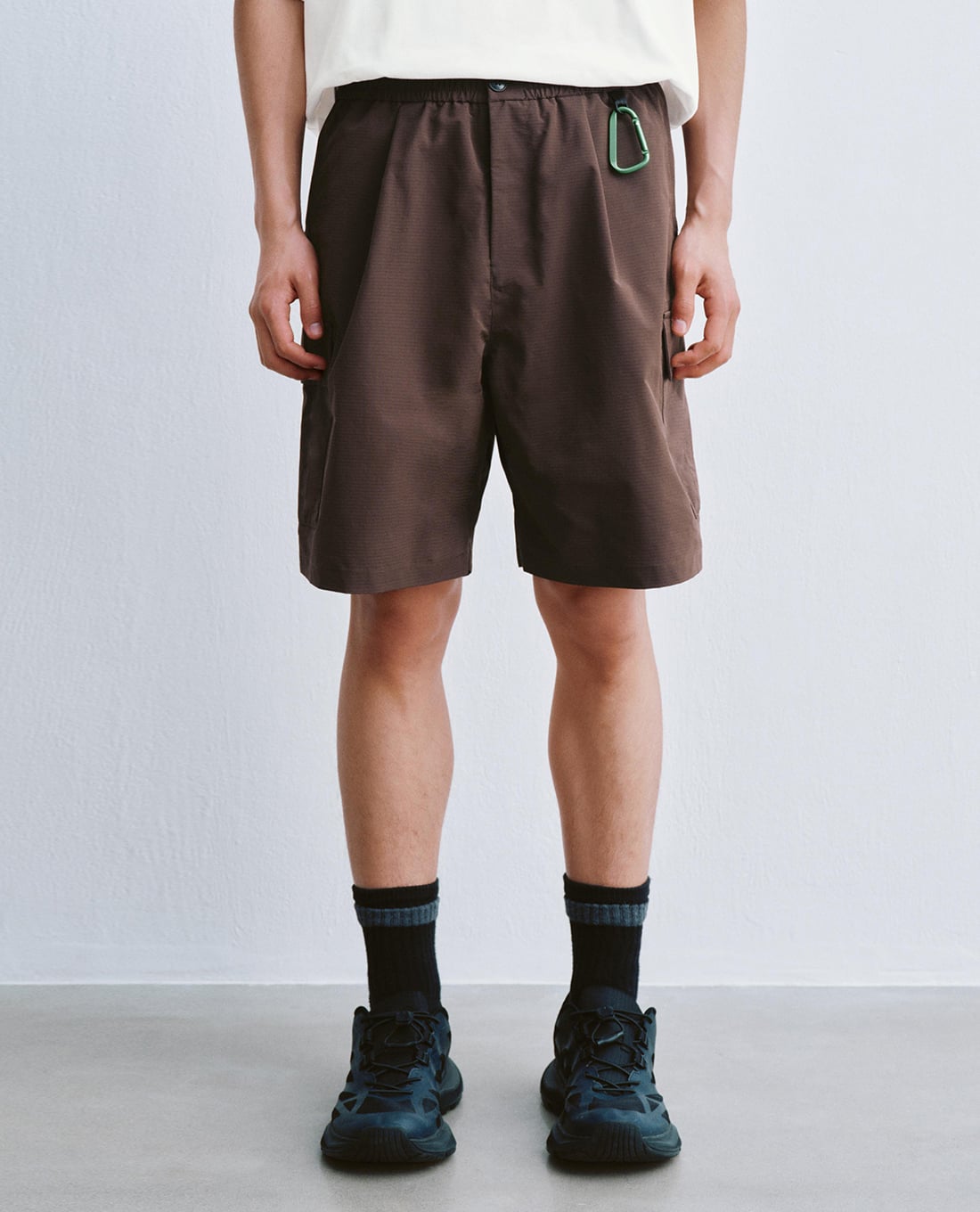 URBAN REVIVO - Quần short nam ống rộng phối móc khóa