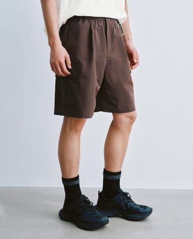  URBAN REVIVO - Quần short nam ống rộng phối móc khóa 