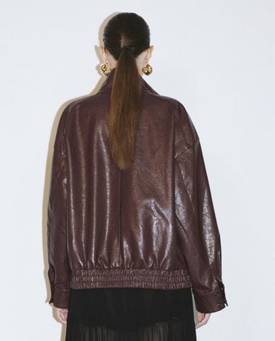  URBAN REVIVO - Áo khoác da nữ cổ cao tay dài phối túi hộp 