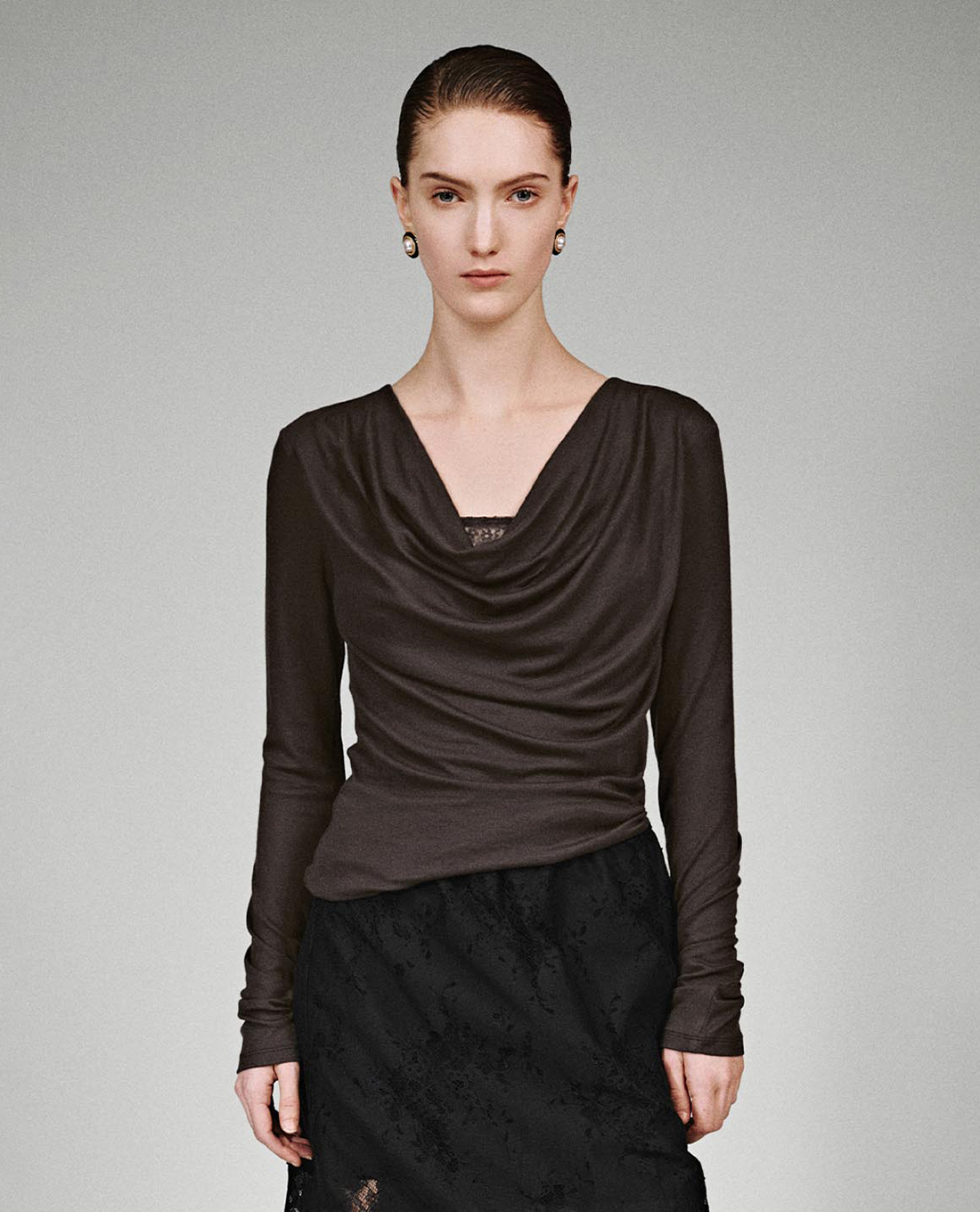 URBAN REVIVO - Áo kiểu nữ cổ đổ tay dài phom ôm