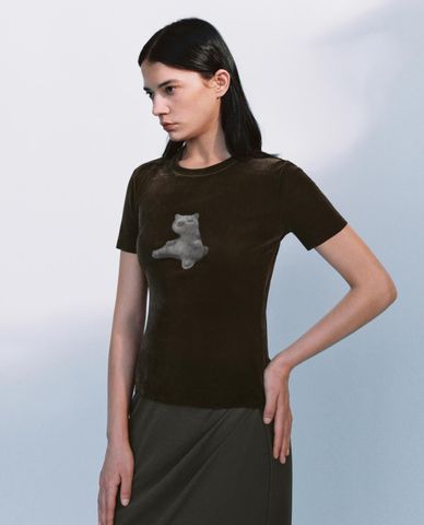  URBAN REVIVO - Áo thun nữ cổ tròn tay ngắn in hoạ tiết 