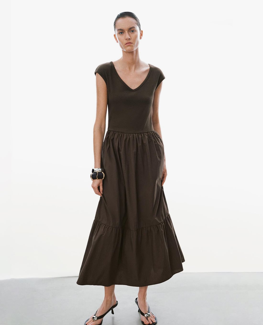 URBAN REVIVO - Đầm xếp tầng midi cổ V dáng xoè