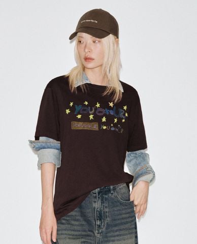  URBAN REVIVO - Áo thun nữ cổ tròn tay ngắn in họa tiết 