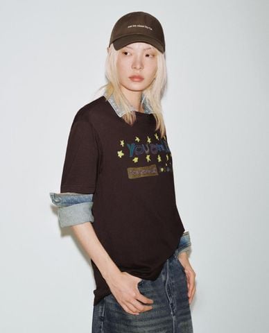  URBAN REVIVO - Áo thun nữ cổ tròn tay ngắn in họa tiết 