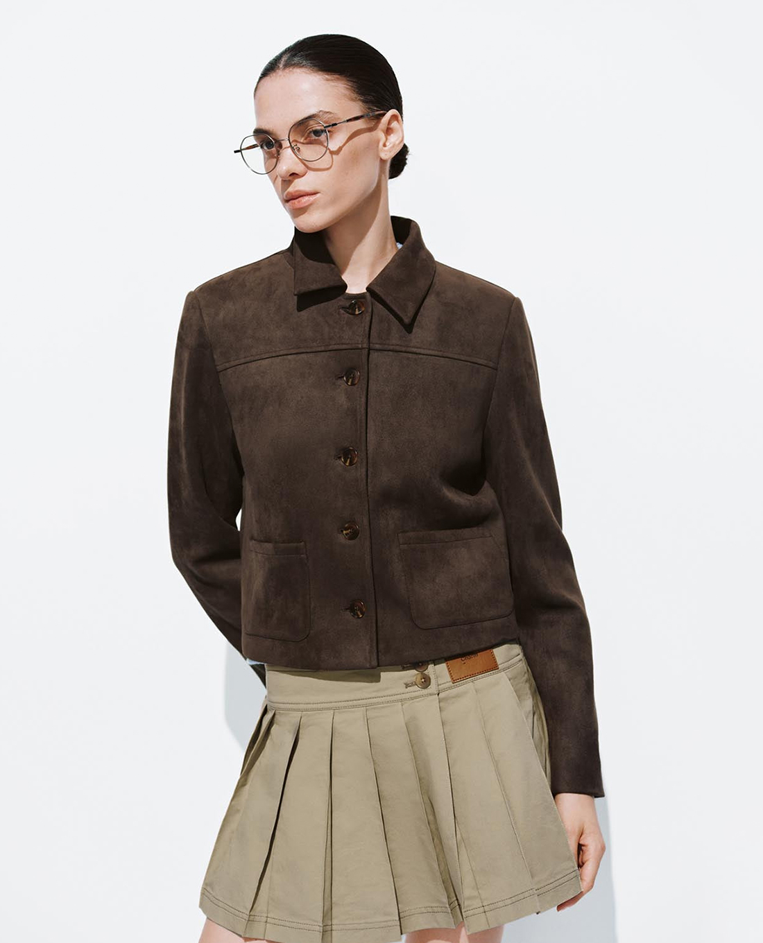 URBAN REVIVO - Áo khoác croptop nữ cổ bẻ tay dài phối nút