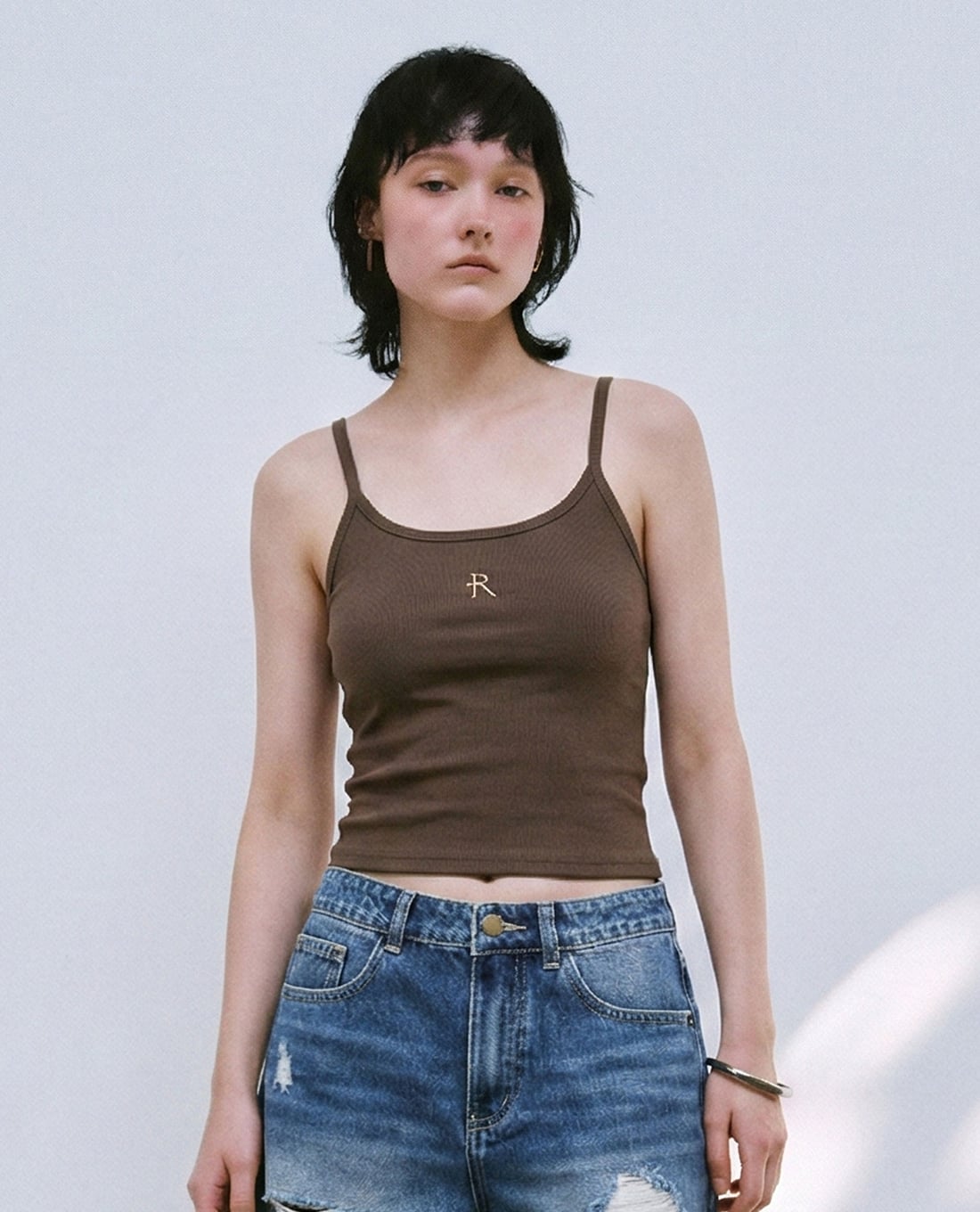 URBAN REVIVO - Áo hai dây nữ thêu chữ phom ôm