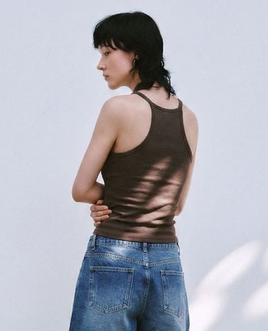  URBAN REVIVO - Áo hai dây nữ thêu chữ phom ôm 