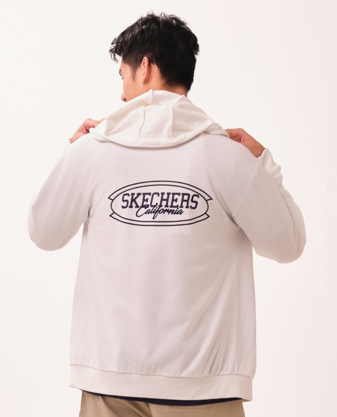 Skechers áo khoác thể thao nam phối mũ Iconic màu trắng
