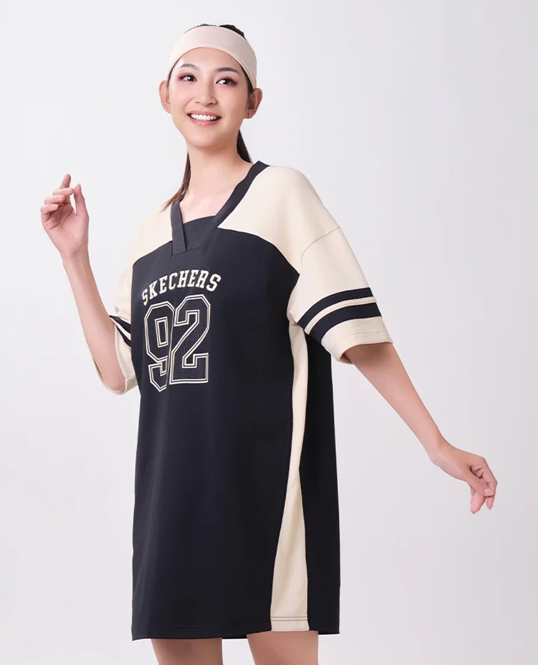 SKECHERS - Đầm thể thao mini cổ V tay ngắn Hoop Hype