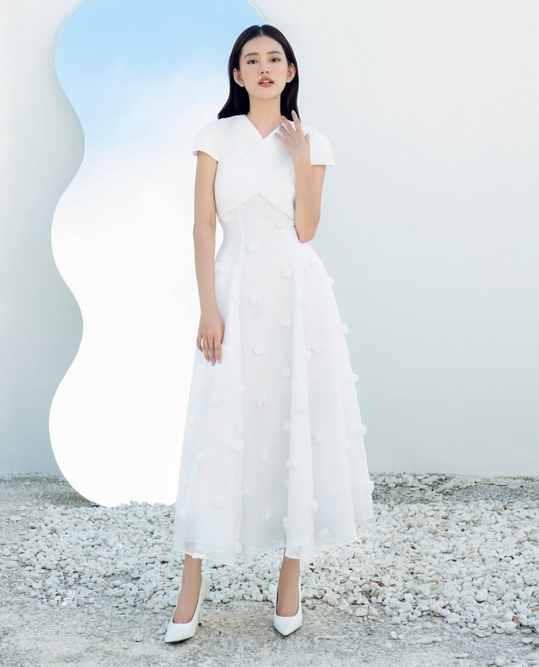LARMES - Đầm midi cổ chéo đính hoa nổi Labia