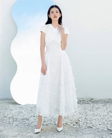  LARMES - Đầm midi cổ chéo đính hoa nổi Labia 