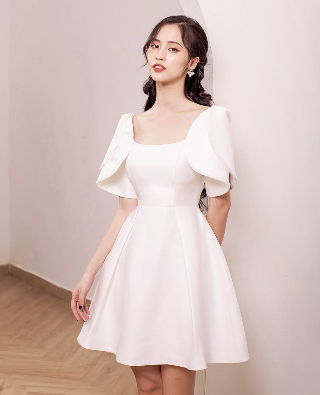 LARMES - Đầm mini tay phồng dáng xòe Swan