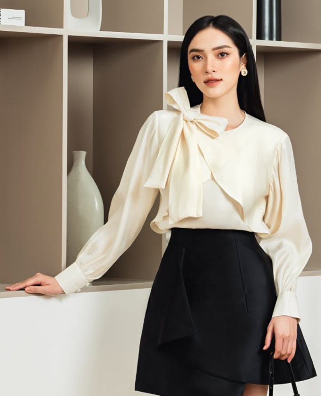 LARMES - Áo kiểu nữ cổ tròn tay dài phối nơ Pony