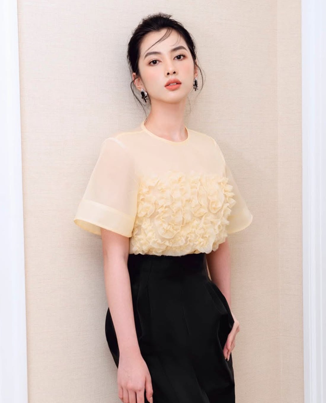 LARMES - Áo kiểu nữ tay ngắn phối hoa nổi Pure