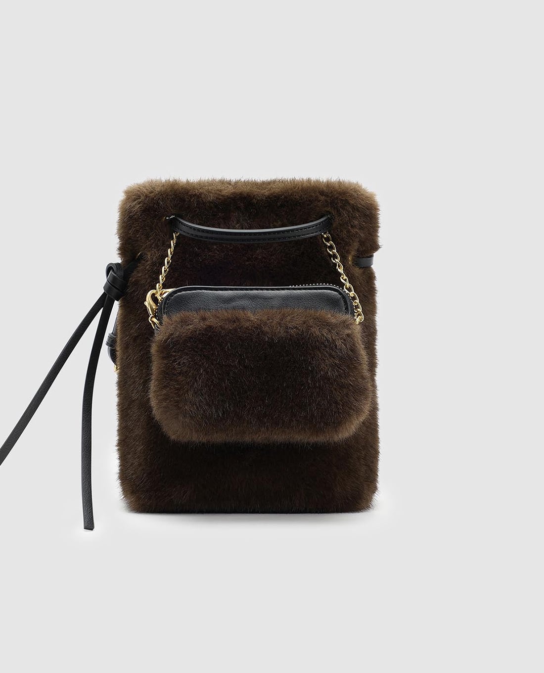 URBAN REVIVO - Túi đeo chéo nữ lông mềm phối dây xích