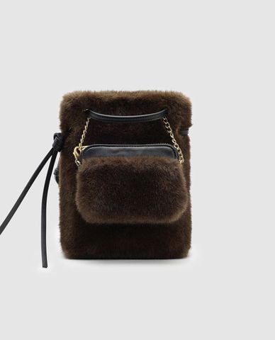  URBAN REVIVO - Túi đeo chéo nữ lông mềm phối dây xích 