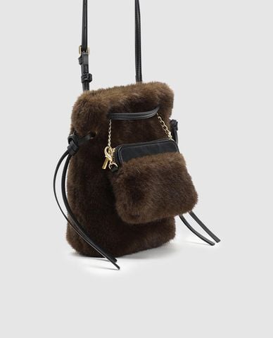  URBAN REVIVO - Túi đeo chéo nữ lông mềm phối dây xích 