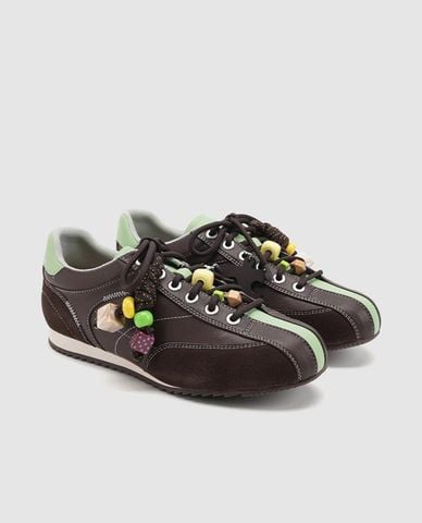  URBAN REVIVO - Giày sneakers nữ cổ thấp mũi tròn phối charm 