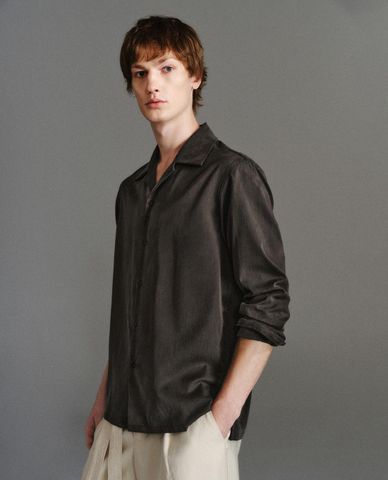  URBAN REVIVO - Áo sơ mi nam cổ bẻ tay dài 