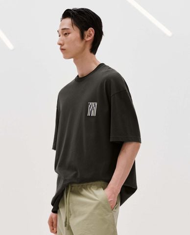  URBAN REVIVO - Áo thun nam cổ tròn tay ngắn in hình 