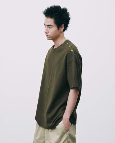  URBAN REVIVO - Áo thun nam cổ tròn tay ngắn thêu họa tiết 