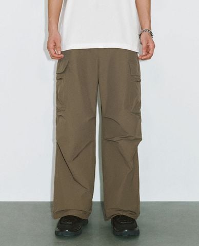  URBAN REVIVO - Quần nam ống rộng lưng thun phối túi hộp 