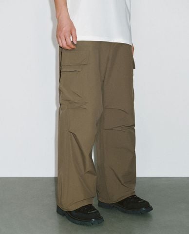  URBAN REVIVO - Quần nam ống rộng lưng thun phối túi hộp 