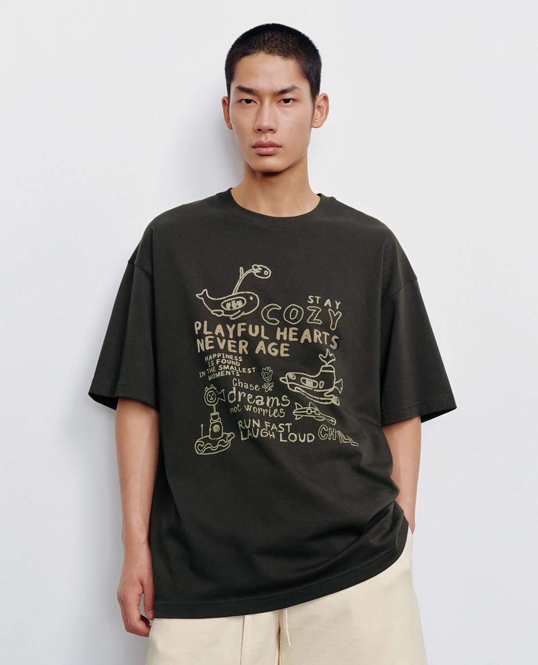 URBAN REVIVO - Áo thun nam cổ tròn tay ngắn in hình
