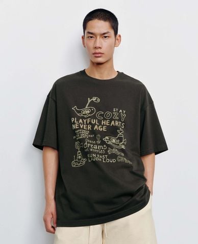  URBAN REVIVO - Áo thun nam cổ tròn tay ngắn in hình 