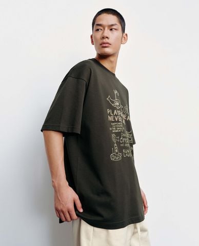  URBAN REVIVO - Áo thun nam cổ tròn tay ngắn in hình 