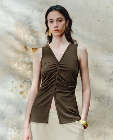  URBAN REVIVO - Áo sát nách nữ cổ V xếp nếp phối nút 