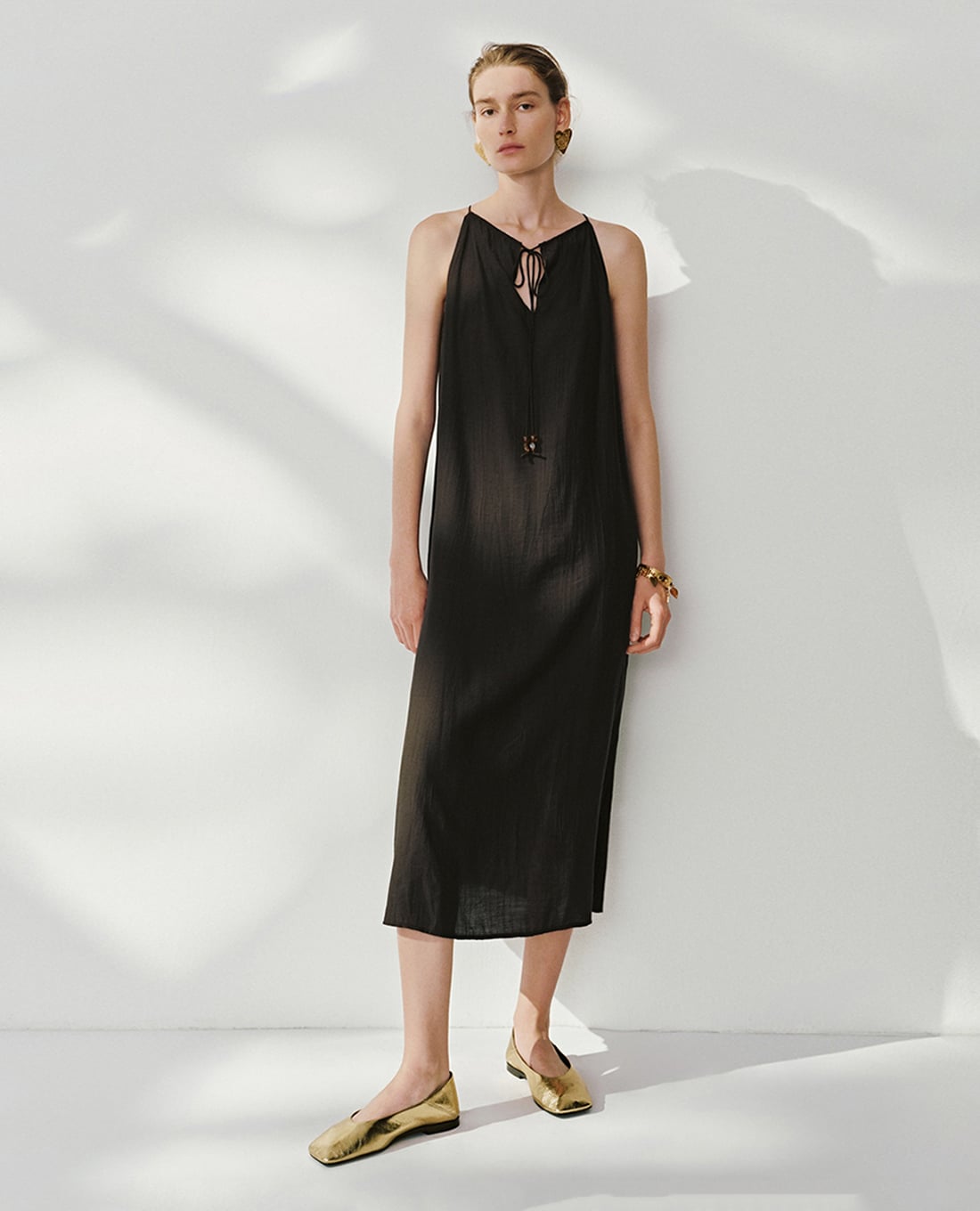 URBAN REVIVO - Đầm sát nách midi phom suông