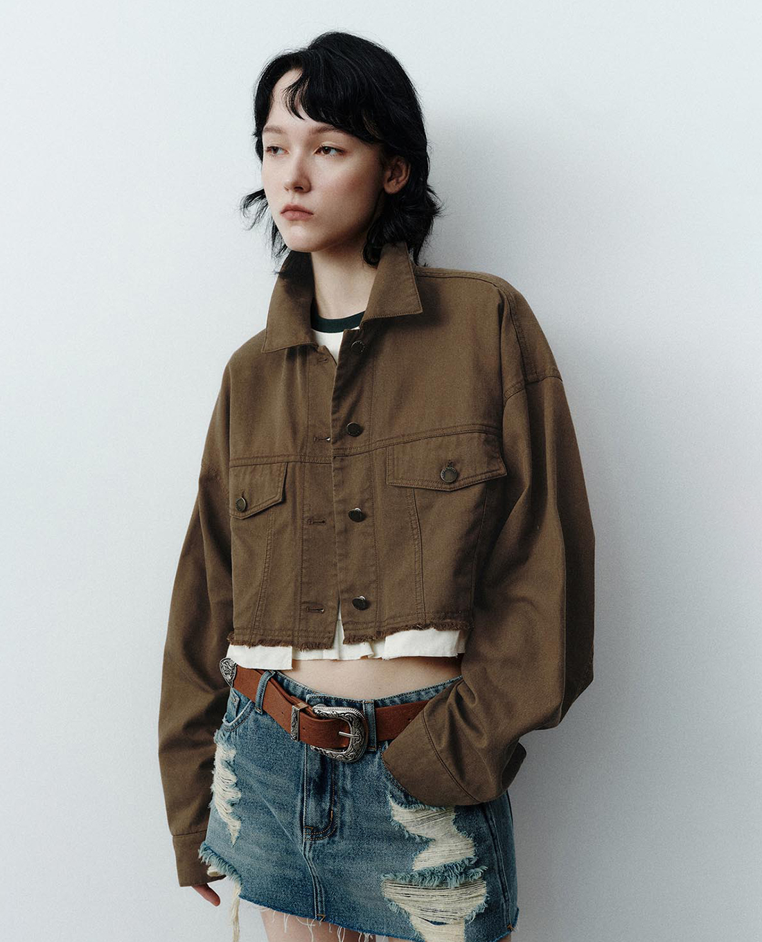 URBAN REVIVO - Áo khoác croptop nữ cổ bẻ tay dài phối túi