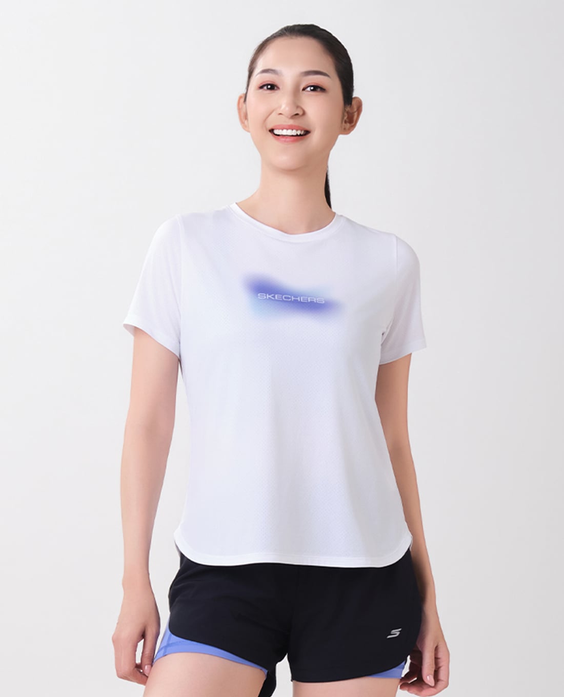 SKECHERS - Áo thun thể thao nữ tay ngắn in logo