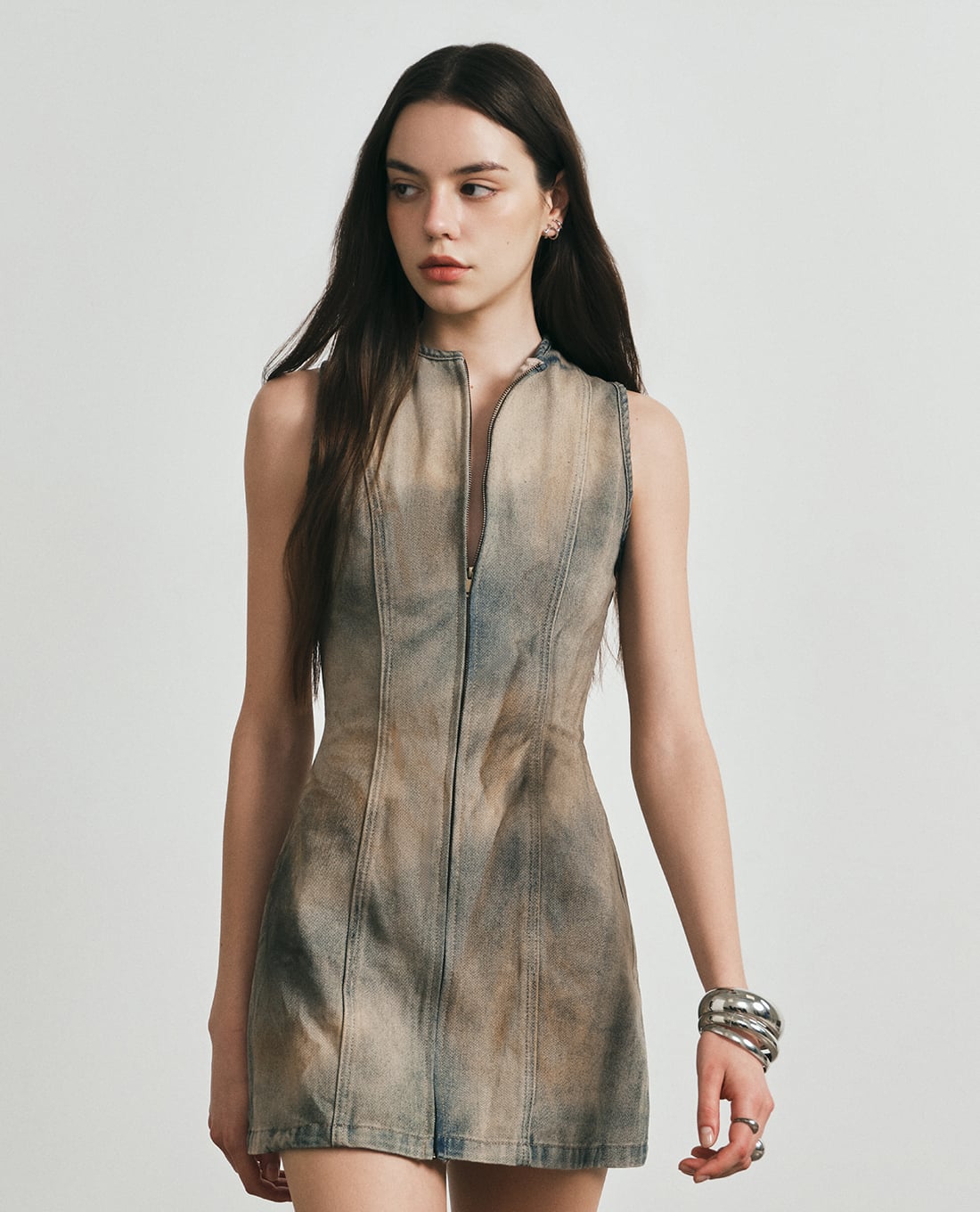 DEZUS - Đầm denim mini sát nách phối khóa Syntax