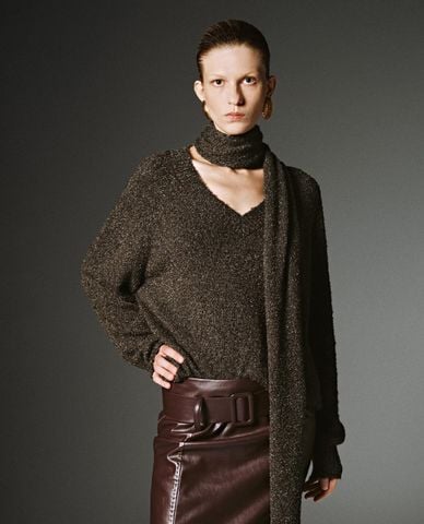  URBAN REVIVO - Áo dệt kim nữ cổ V ánh kim phối khăn choàng 