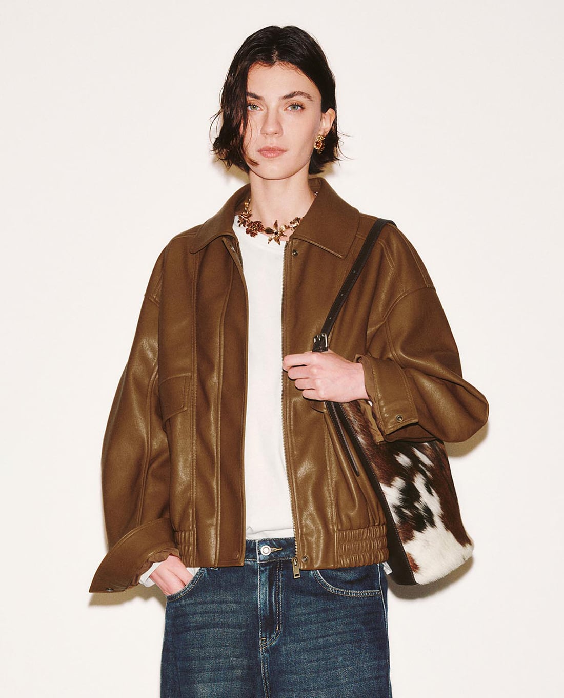 URBAN REVIVO - Áo khoác da nữ cổ bẻ tay dài phối túi hộp