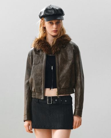  URBAN REVIVO - Áo khoác da nữ cổ bẻ tay dài phom croptop 