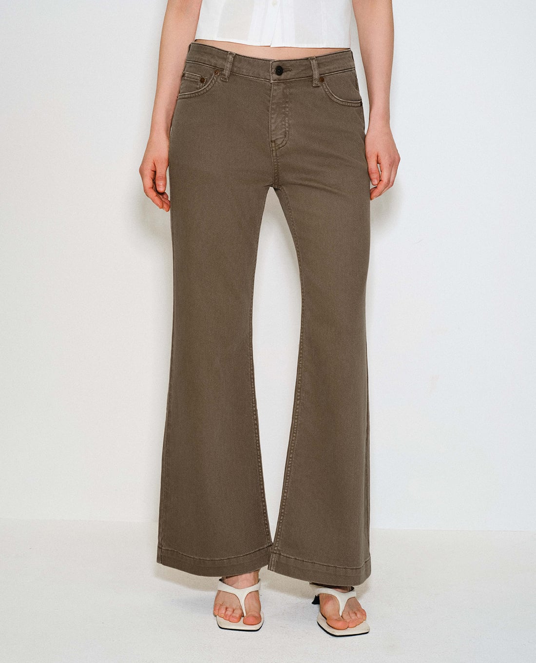 URBAN REVIVO - Quần jeans nữ ống loe cạp vừa