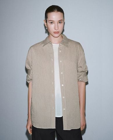  URBAN REVIVO - Áo sơ mi nữ cổ bẻ tay dài kẻ sọc 