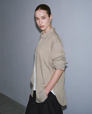  URBAN REVIVO - Áo sơ mi nữ cổ bẻ tay dài kẻ sọc 