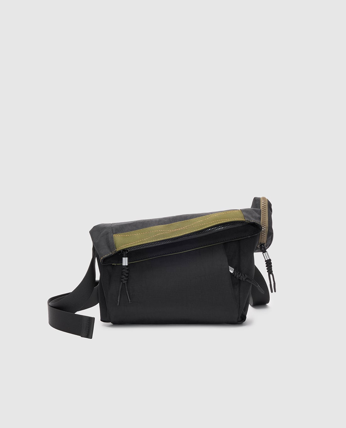 URBAN REVIVO - Túi đeo chéo unisex phom chữ nhật nắp gập