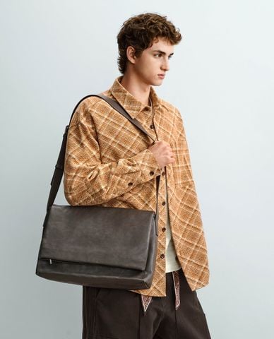  URBAN REVIVO - Túi đeo vai unisex phom chữ nhật nắp gập 