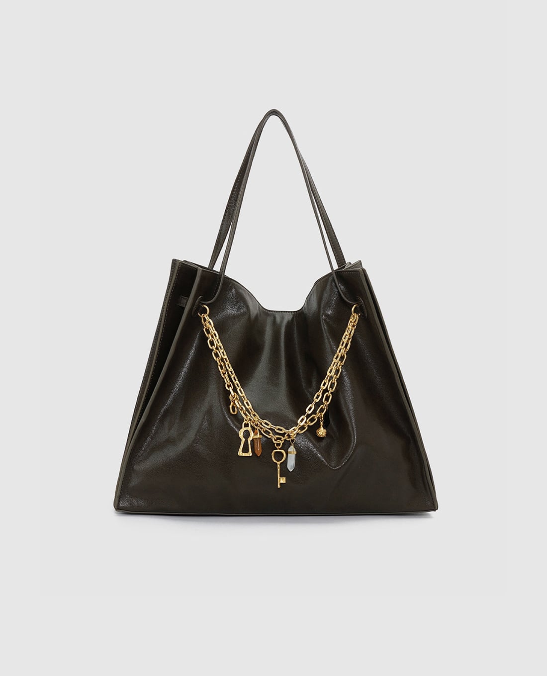 URBAN REVIVO - Túi đeo vai nữ hình thang phối charm kim loại