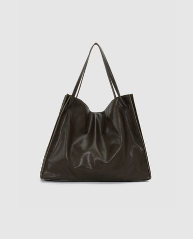  URBAN REVIVO - Túi đeo vai nữ hình thang phối charm kim loại 