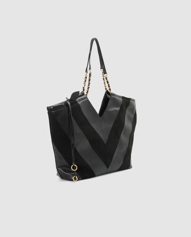  URBAN REVIVO - Túi tote nữ họa tiết chữ V phối dây xích 