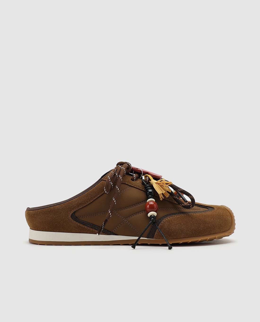 URBAN REVIVO - Giày mules nữ đế bệt phối charm