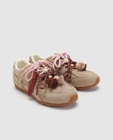  URBAN REVIVO - Giày sneakers nữ cổ thấp đính họa tiết tua rua 