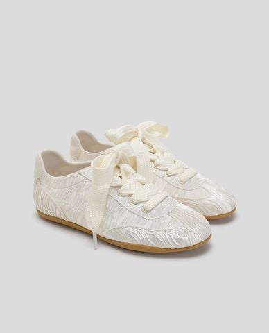  URBAN REVIVO - Giày sneakers nữ cổ thấp xếp nhún 