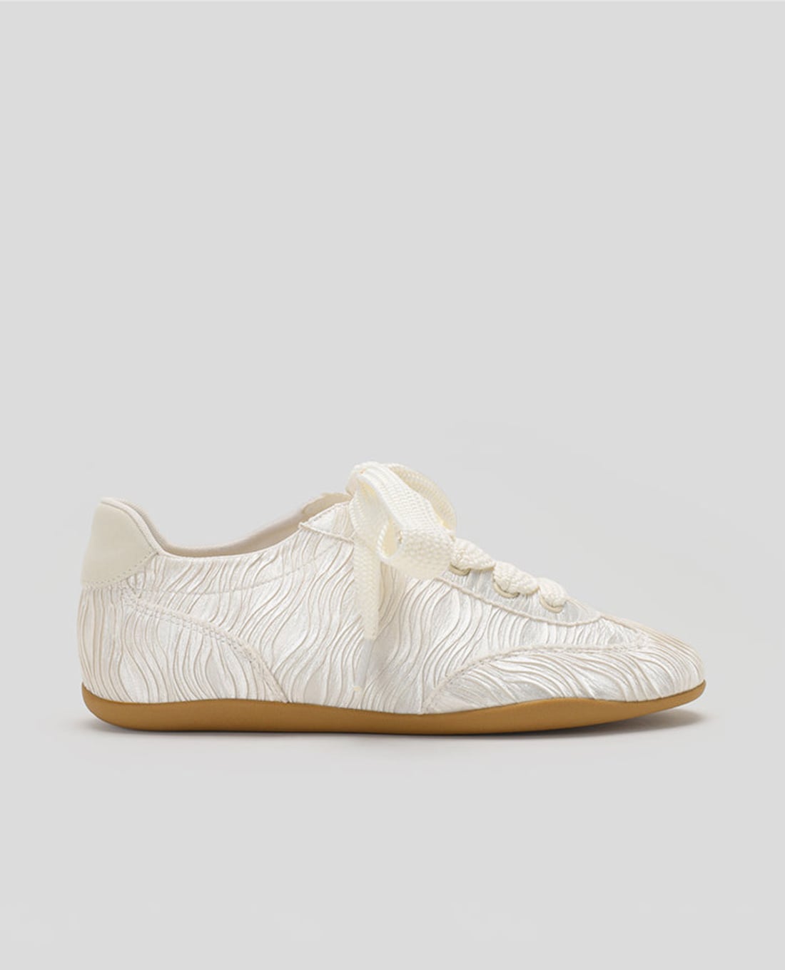 URBAN REVIVO - Giày sneakers nữ cổ thấp xếp nhún